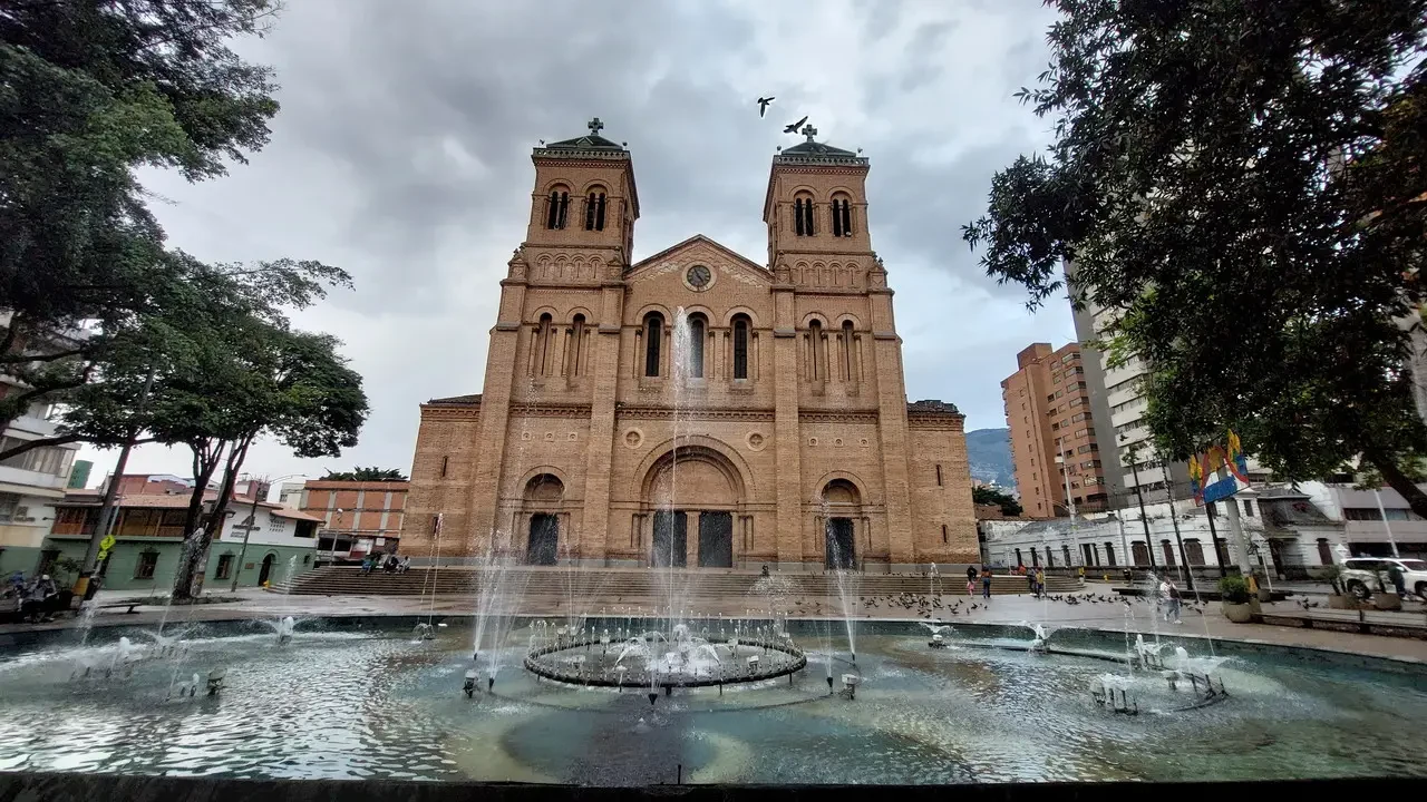 La Cattedrale di Medellín con la piazza antistante e le fontane.
