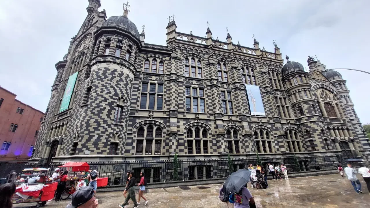 Facciata imponente del Palacio de la Cultura Uribe-Uribe in Colombia.