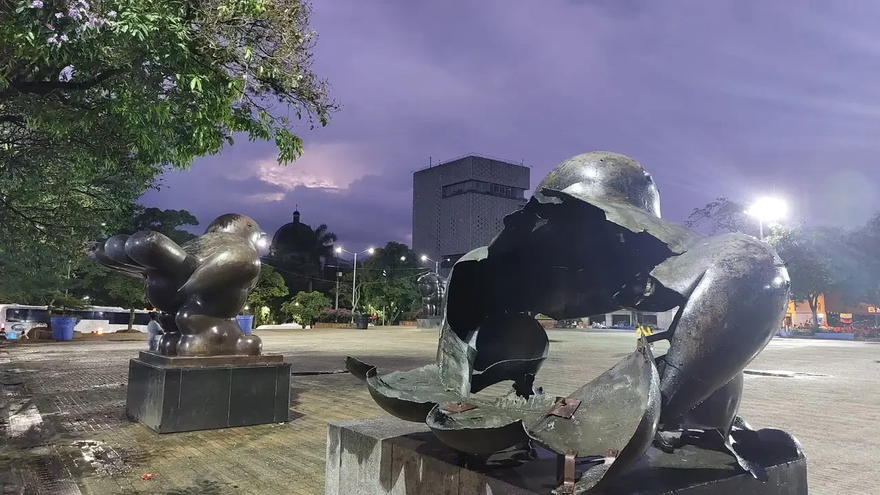 Scultura di grandi dimensioni in bronzo raffigurante una forma marina rovesciata all'aperto.