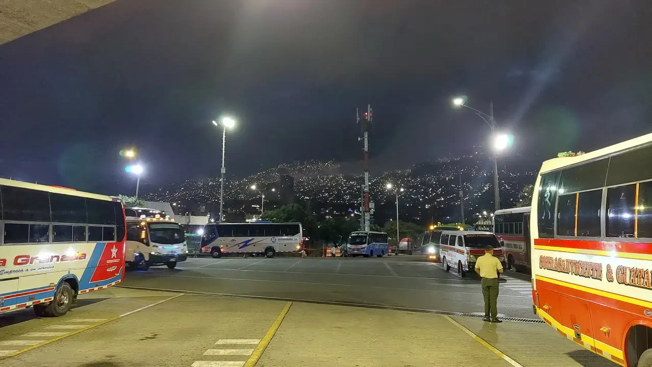 Autobus in viaggio tra Medellín e Guatapé in Colombia.