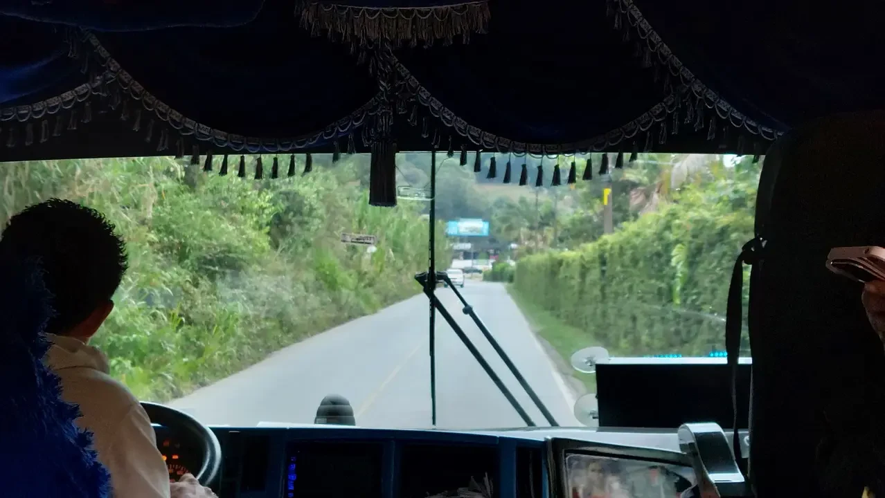 Un viaggio in auto attraverso le colline verdi della Colombia.