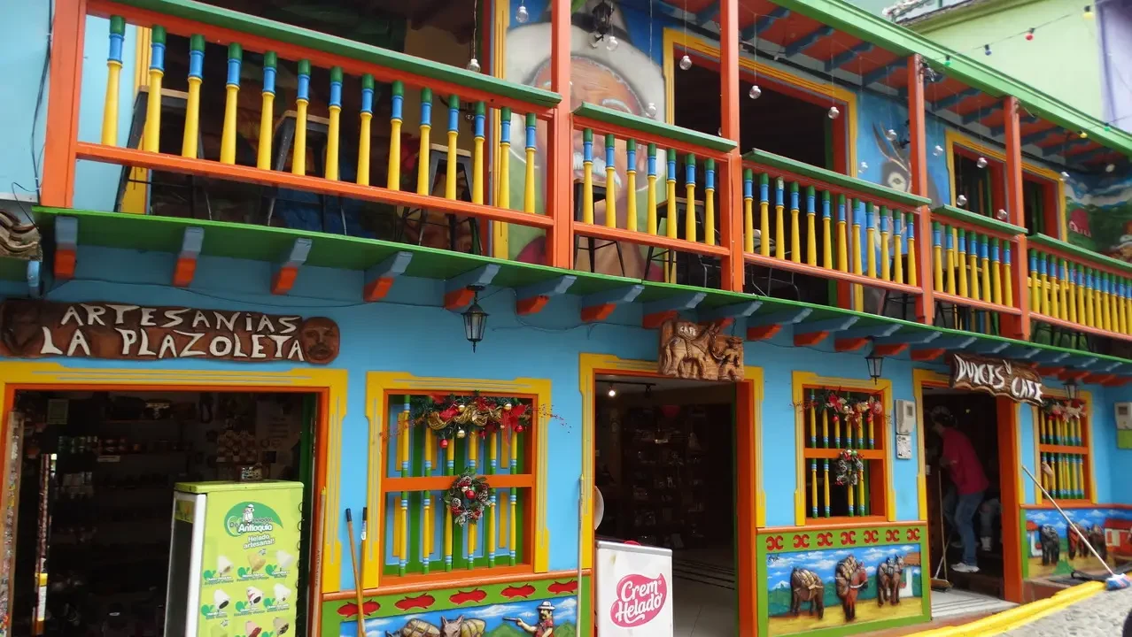Facciata colorata di un edificio colombiano con balconi decorati.