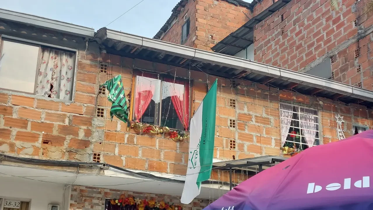 Facciata di un edificio in mattoni rossi con striscioni colorati.