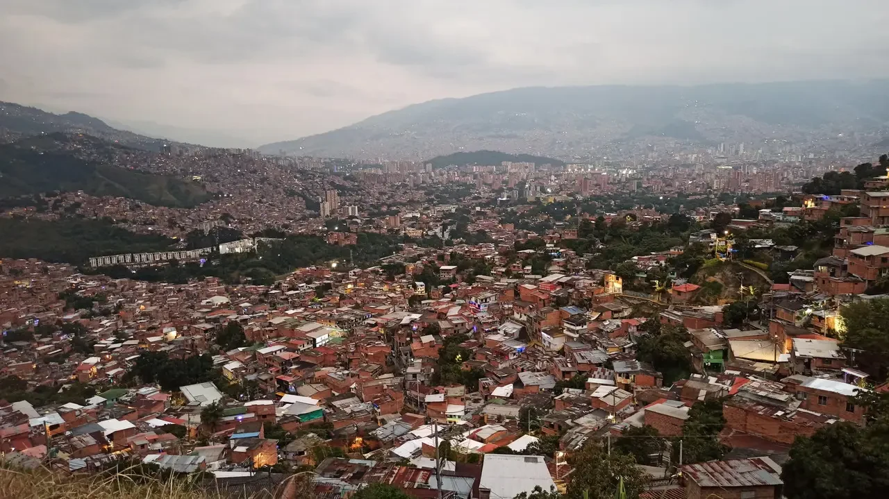 Vista panoramica della città di Medellín con i suoi colline boscose in lontananza.