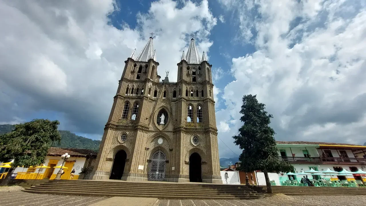 Facciata della Basilica di Nuestra Señora de la Concepcion a Medellín, Colombia.