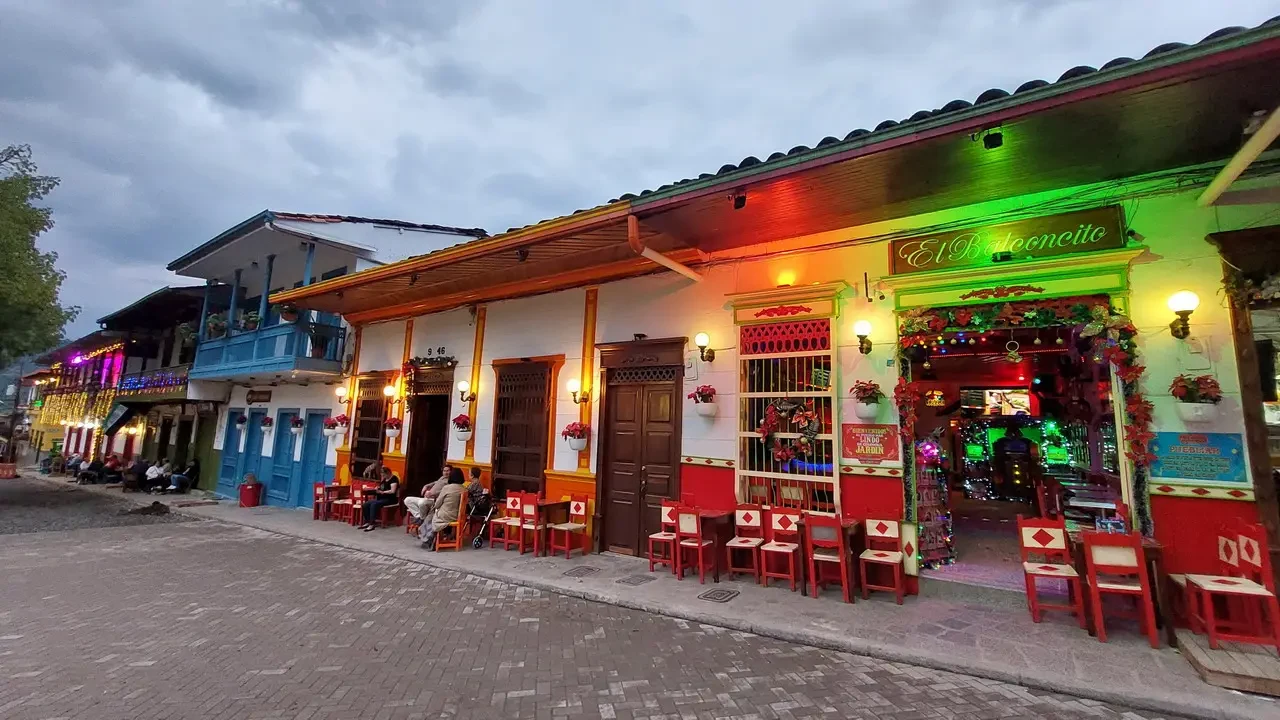 Una strada pedonale con edifici colorati in stile coloniale in Colombia al tramonto.