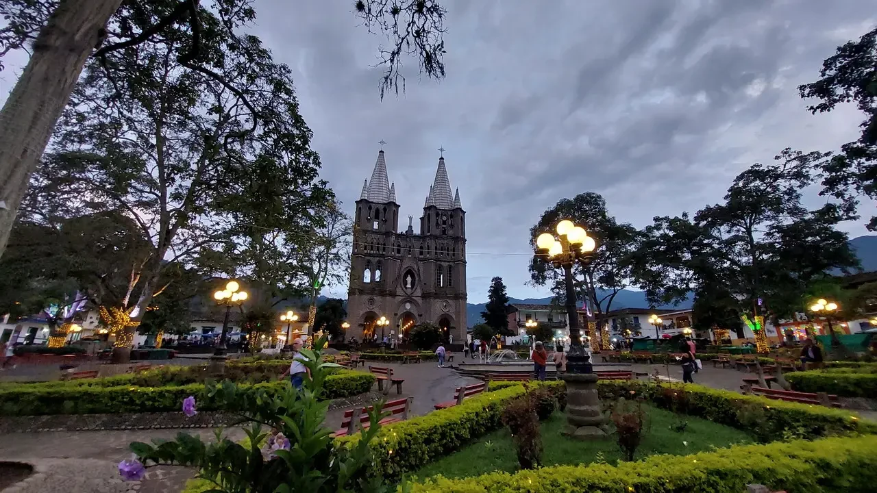 Vista panoramica della piazza con la cattedrale in un'atmosfera nuvolosa.