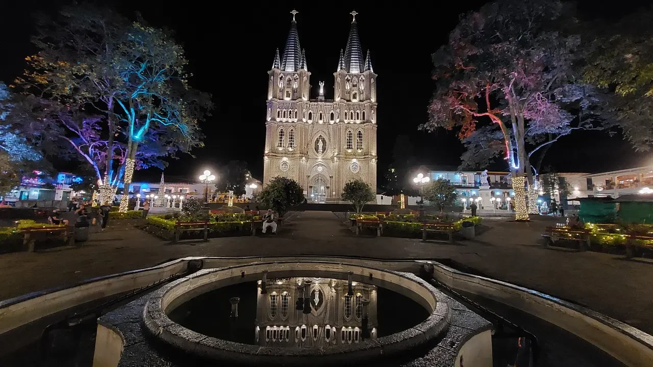 Vista notturna della Basilica di Nuestra Señora de la Concepcion a Medellín, Colombia.