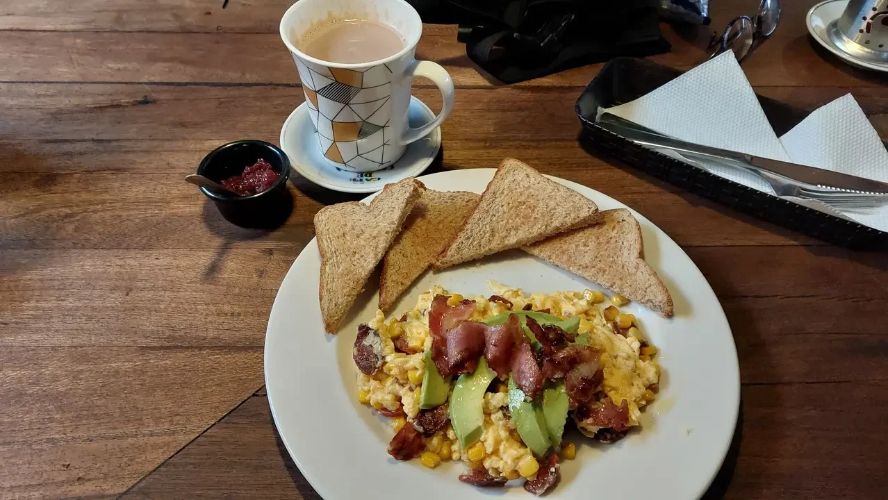 Colazione con uova e pancetta servita su toast in Colombia.