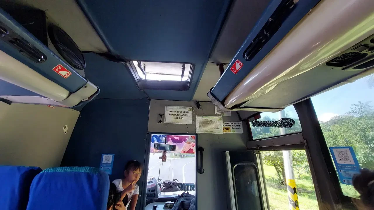 Interno di un veicolo con vista esterna durante il viaggio in Colombia.