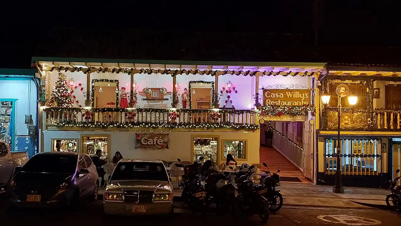 Una veduta notturna di un edificio con decorazioni festive in Colombia.