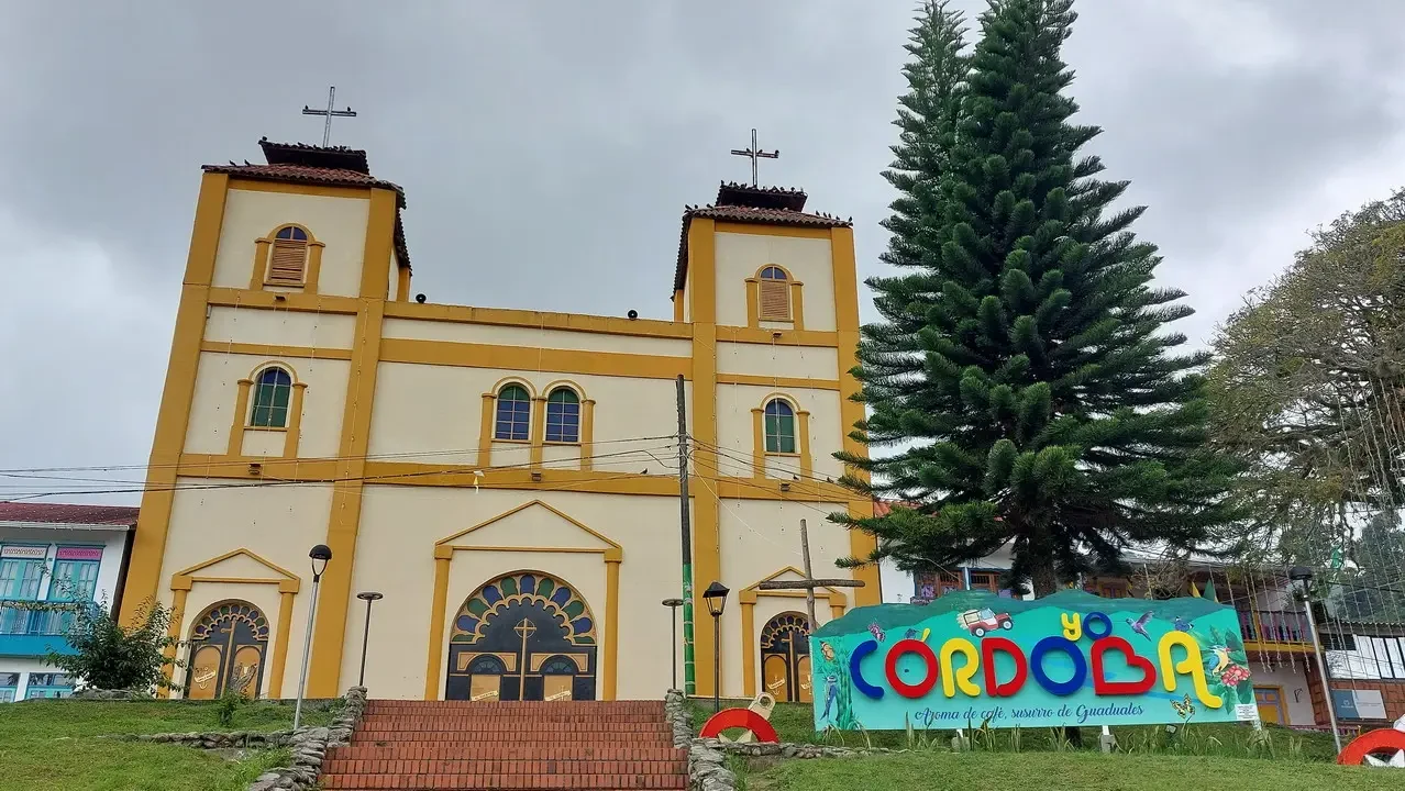 Chiesa di Cordoba con facciata gialla e ingresso in pietra.