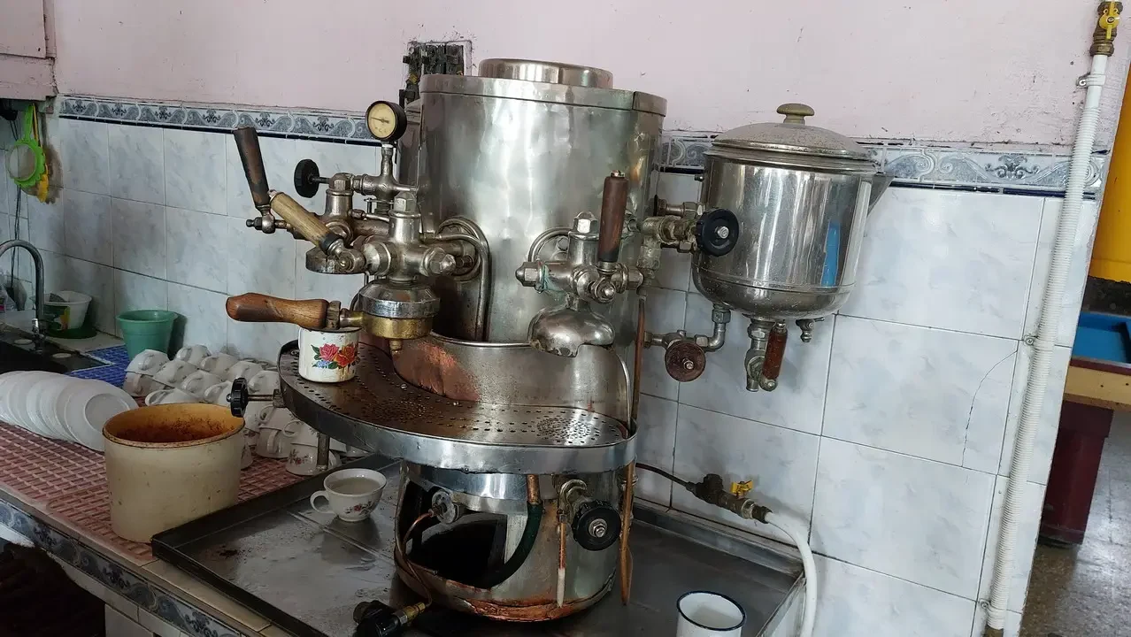 Attrezzatura per la torrefazione del caffè in un ambiente domestico colombiano.