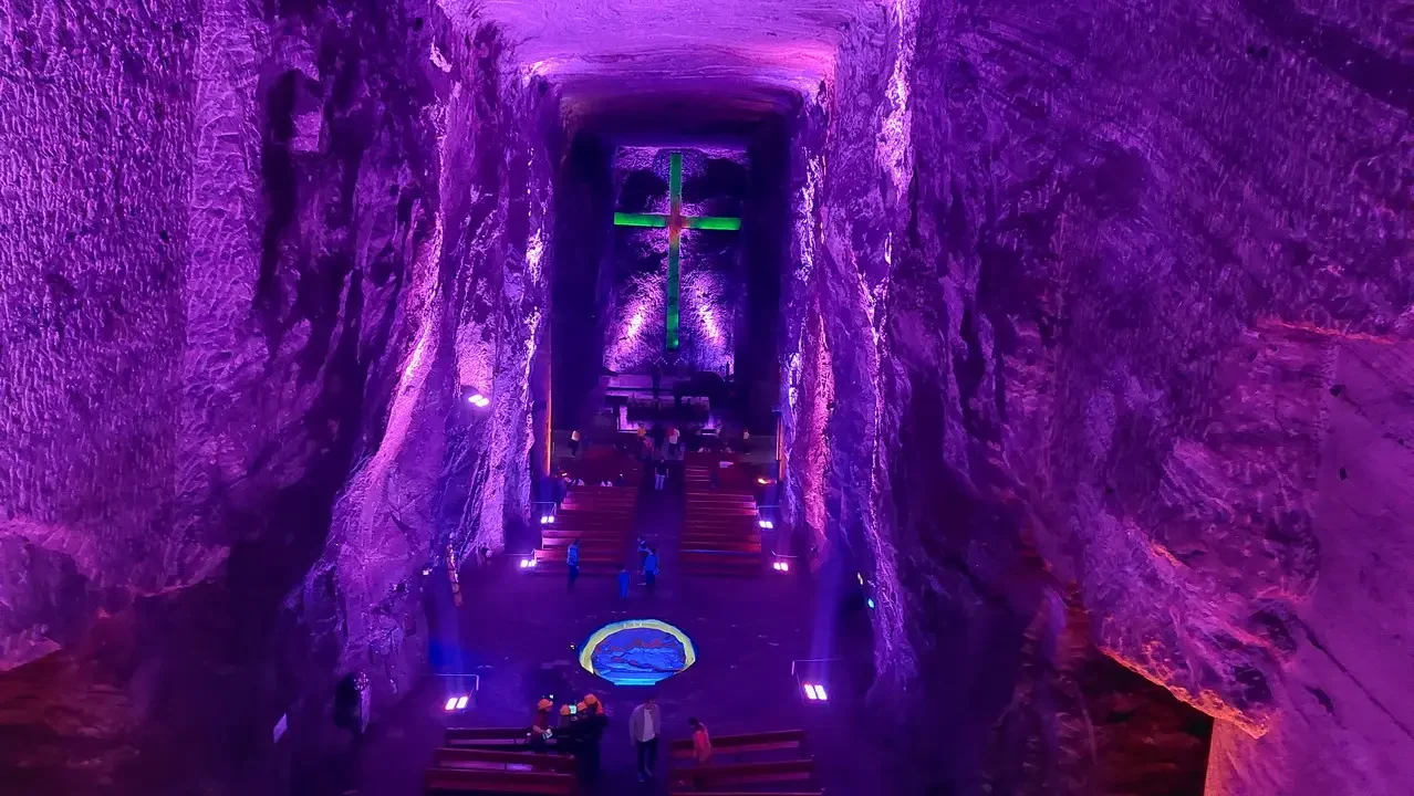 Interno illuminato di una grotta con decorazioni religiose in Colombia.