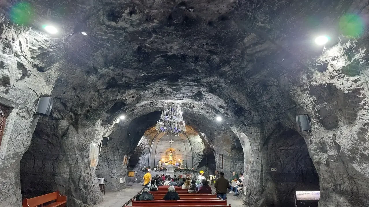 Interno della cattedrale di Zipaquirá con la cripta scavata nella roccia.