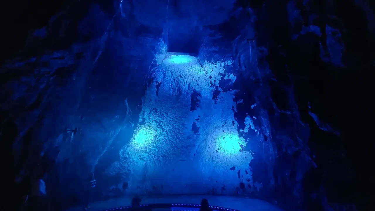 Interno suggestivo e illuminato di blu di una grotta o grotto naturale.