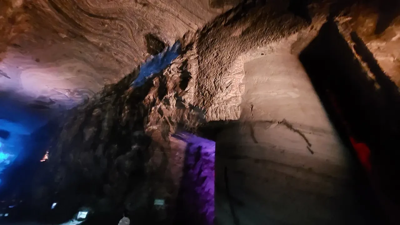 Interno di una grotta con pareti rocciose ruvide.