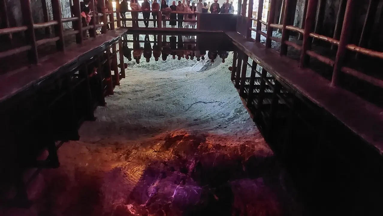 Vista interna di un corridoio storico con balaustre in un edificio colombiano.