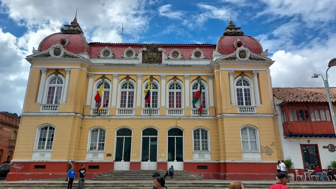 Facciata color giallo dell'edificio storico a Zipaquirá, Colombia.