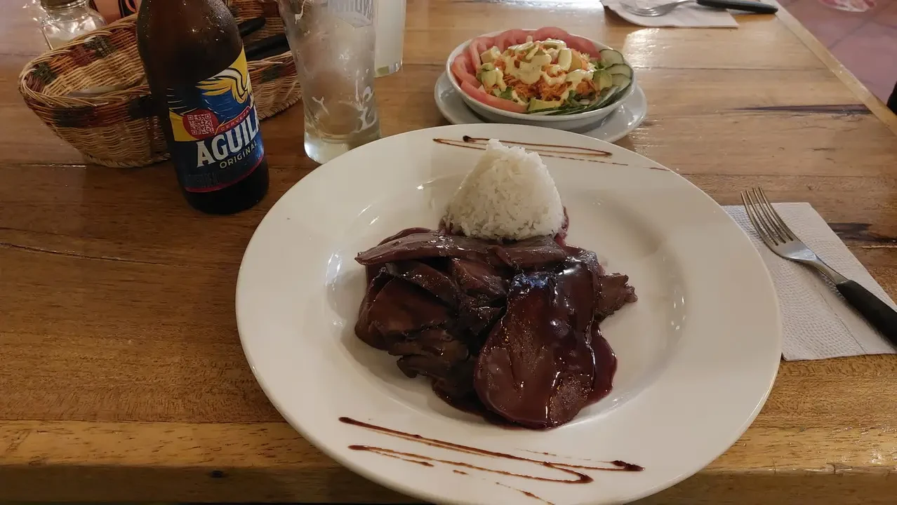 Un piatto di carne con riso e contorno su un tavolo in Colombia.