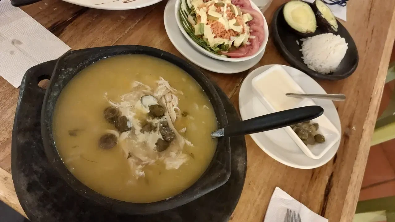 Una tavola con zuppe e accompagnamenti in stile colombiano.