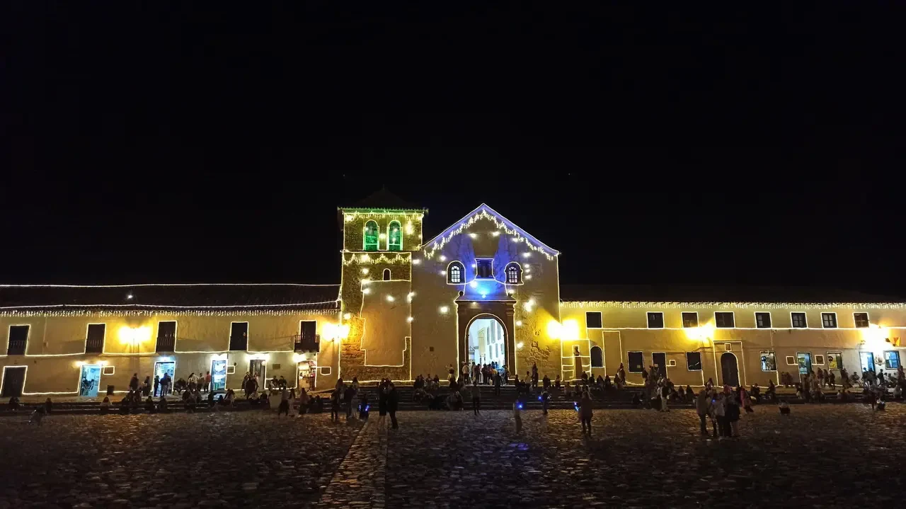 Vista notturna della Plaza Mayor di Villa de Leyva in Colombia illuminata.