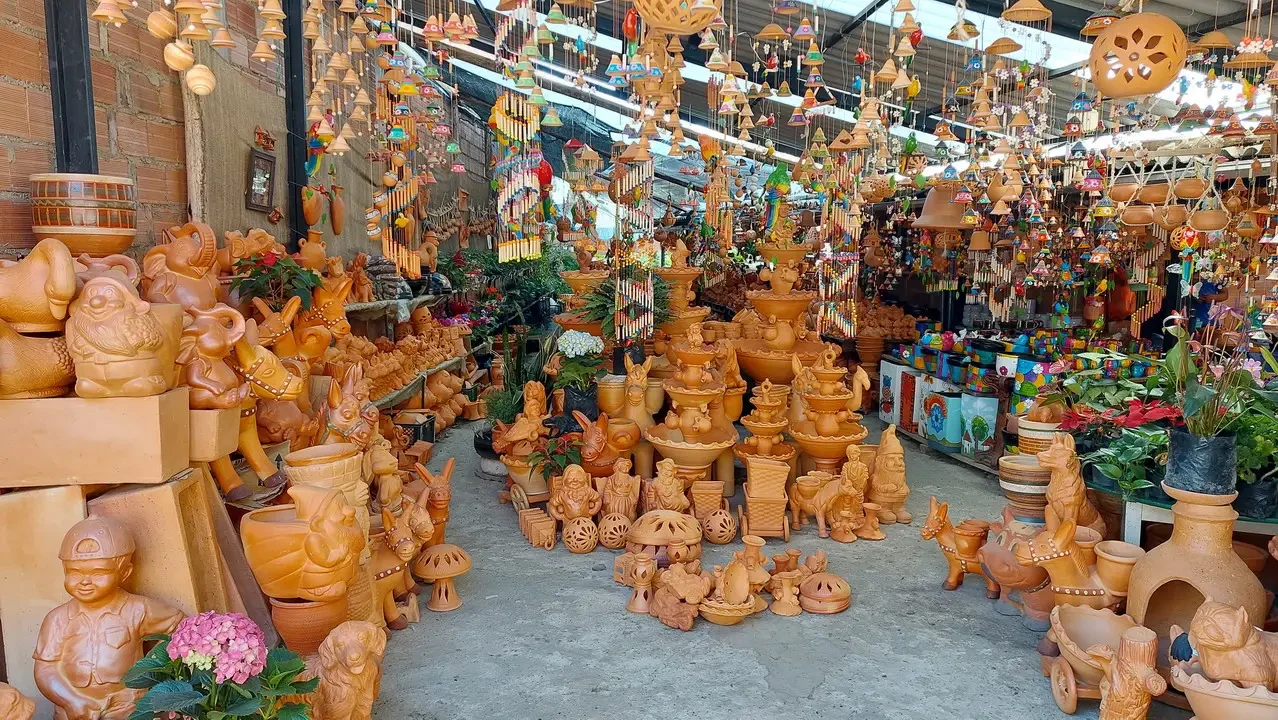 Una vasta esposizione di sculture e ceramiche artigianali in un mercato colombiano.
