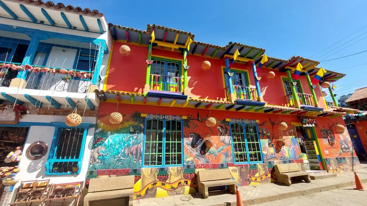 Facciata colorata di un edificio colombiano con balconi decorati.