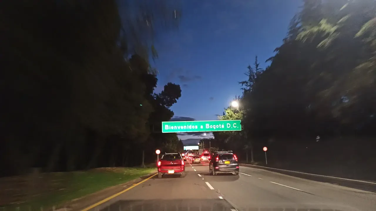 Guida verso Bogotà in Colombia al crepuscolo.