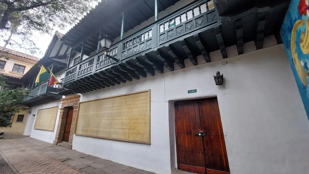 Facciata storica con balcone in legno della Plazoleta del Cuervo.