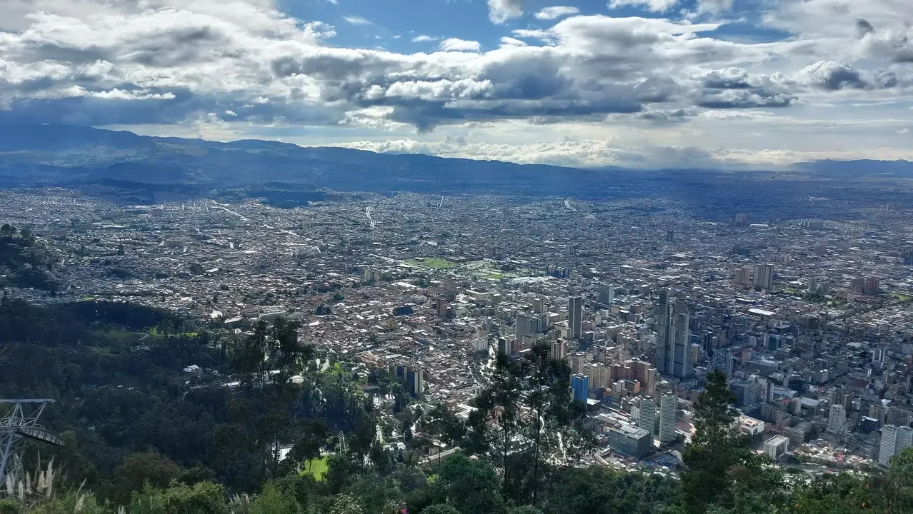 Vista panoramica della città di Bogotà con montagne sullo sfondo.