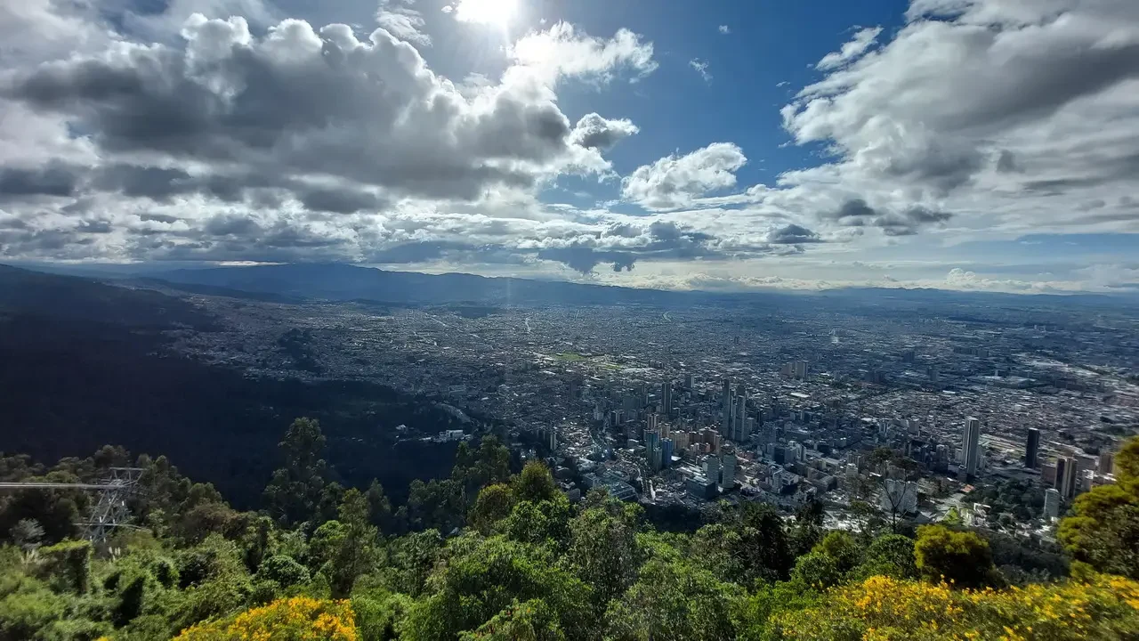 Vista panoramica della città di Bogotà con montagne sullo sfondo.