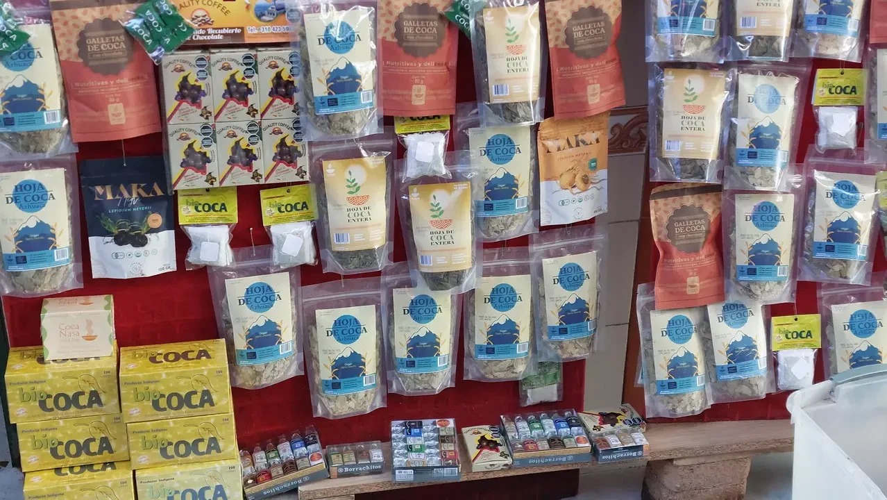 Una galleria di prodotti alimentari in vendita all'aperto a Bogotà, Colombia.