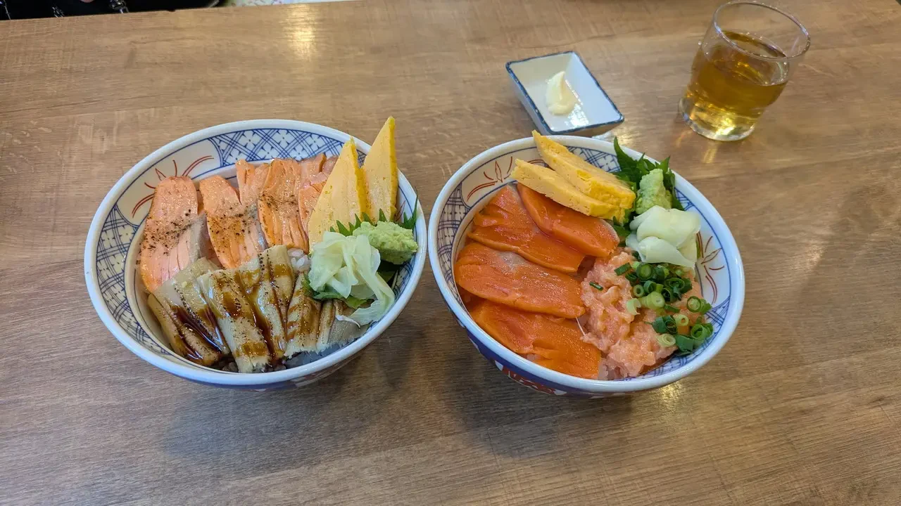Piatti di sushi e sashimi serviti in un ristorante giapponese.