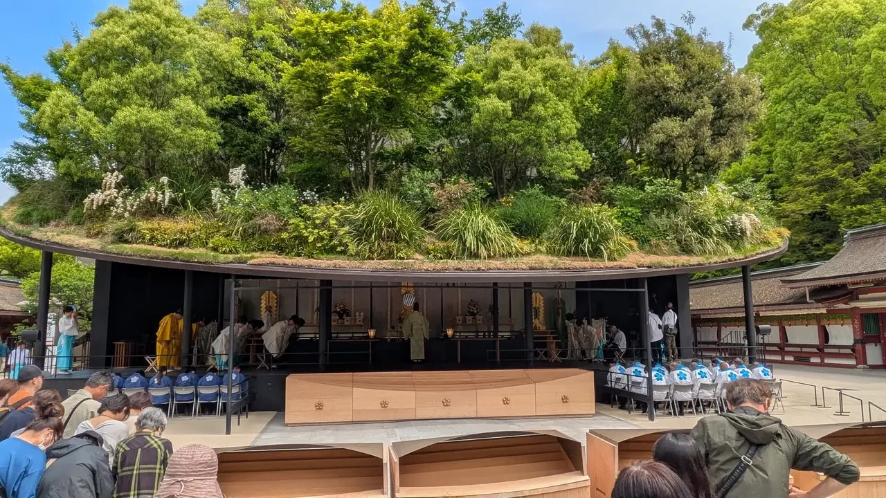 Vista panoramica del santuario Dazaifu Tenmangu con vegetazione lussureggiante.