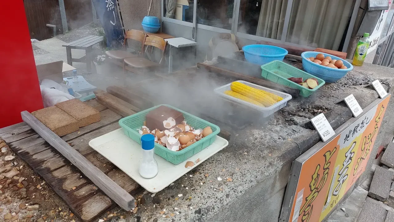 Una scena all'aperto mostra cibo che viene cucinato con vapore in Giappone.
