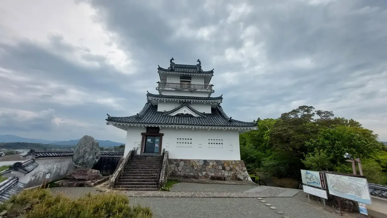 Castello di Kitsuki in Giappone sotto un cielo nuvoloso.