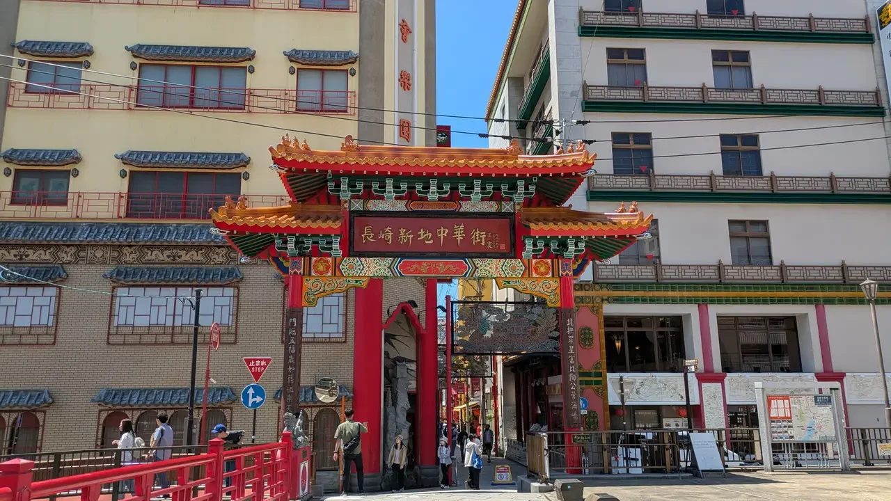 Vista della Chinatown di Nagasaki con edifici tradizionali giapponesi.