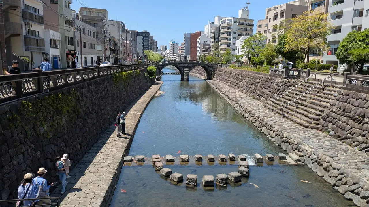 Ponte Meganebashi attraversa un canale in una città giapponese.