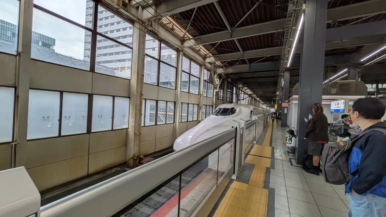 Treno Shinkansen in movimento nella stazione di Hakata.