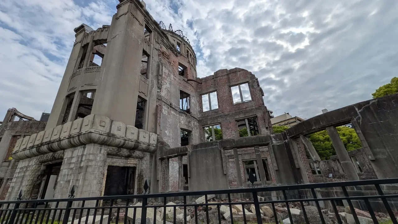 Vista esterna del Memoriale della Pace di Hiroshima con edifici in rovina.