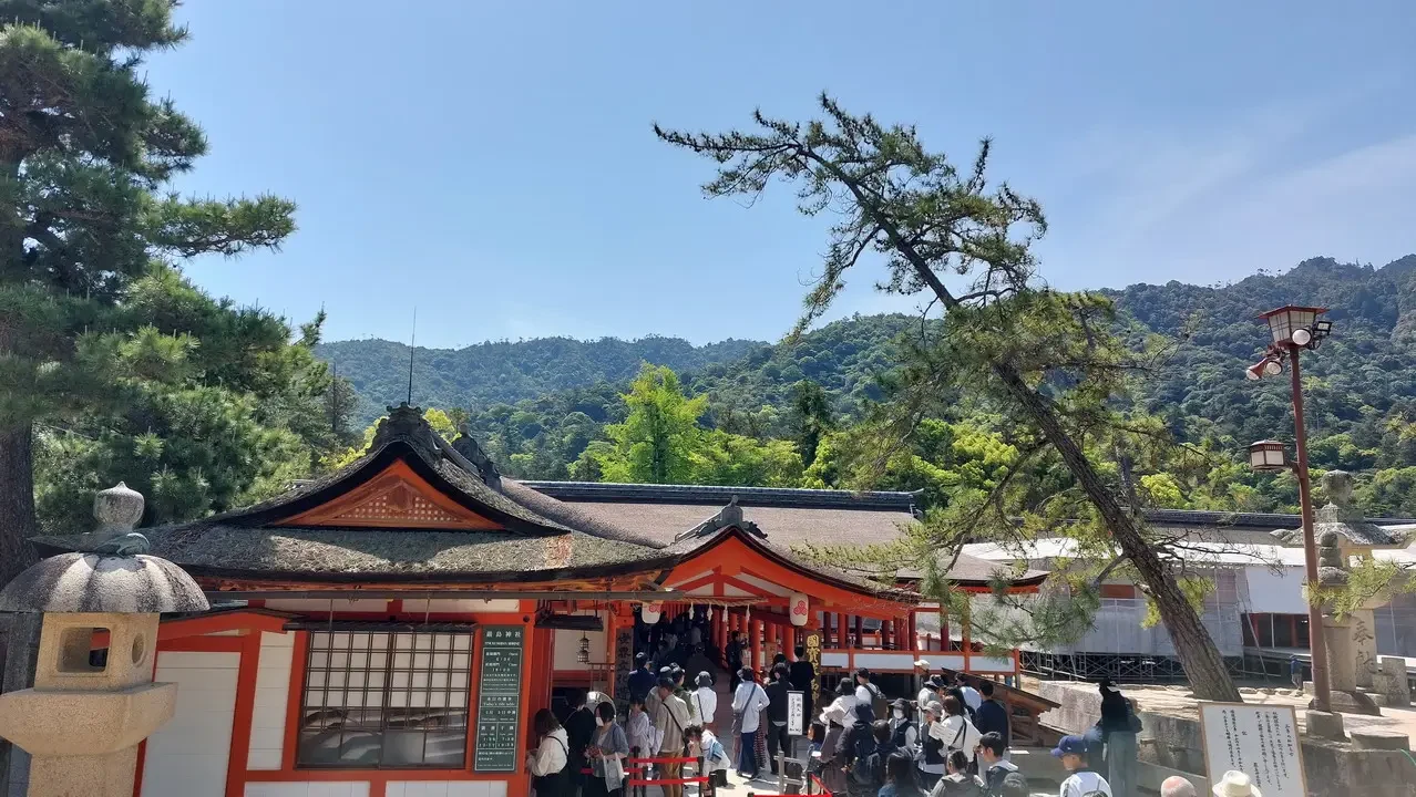 Vista esterna del santuario di Miyajima con la natura circostante.