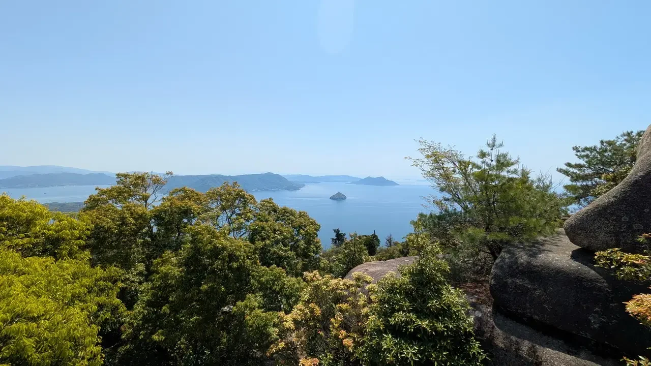 Vista panoramica del monte Misen e della baia di Miyajima in Giappone.