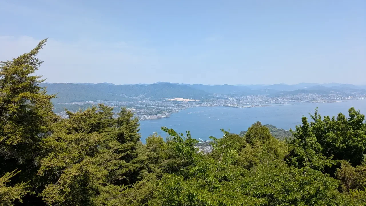 Vista panoramica del monte Misen e della baia di Miyajima in Giappone.
