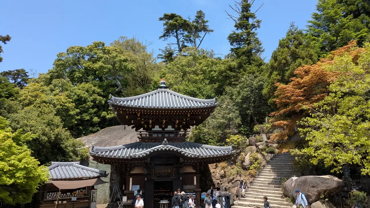 Santuario di Miyajima e Misen con un sentiero boscoso.