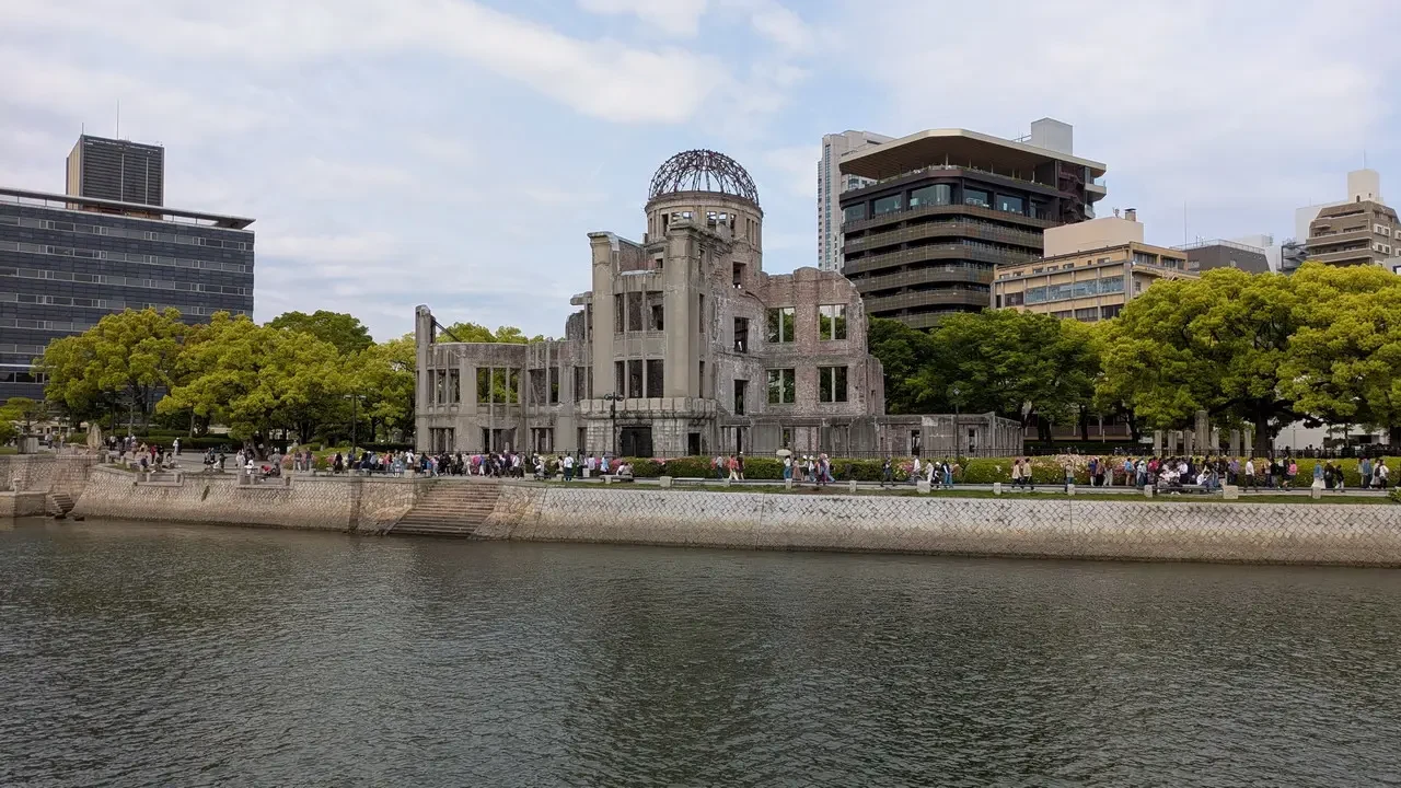 Il monumento della pace a Hiroshima è visibile lungo la sponda del fiume.