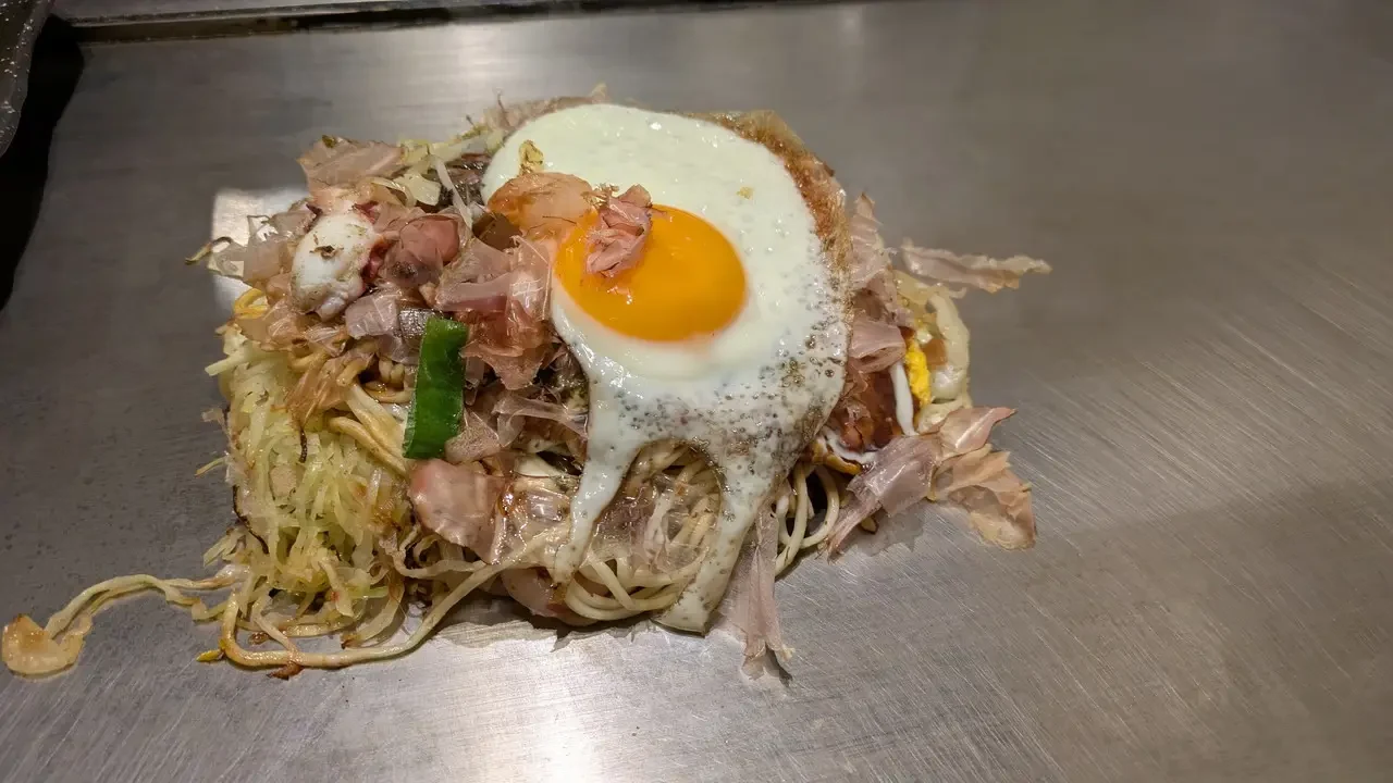 Un piatto di riso con uovo fritto e carne in stile giapponese.