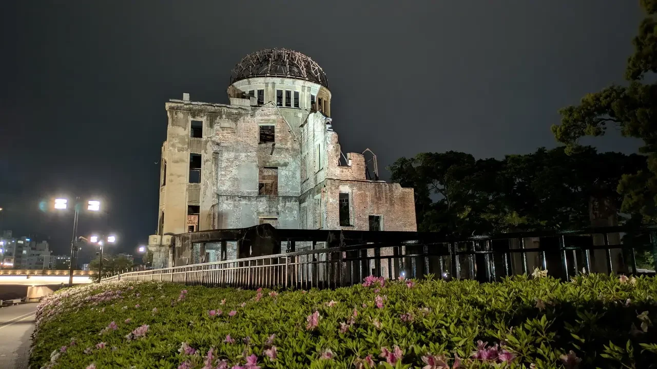 Il Memoriale della Pace di Hiroshima è illuminato di notte.