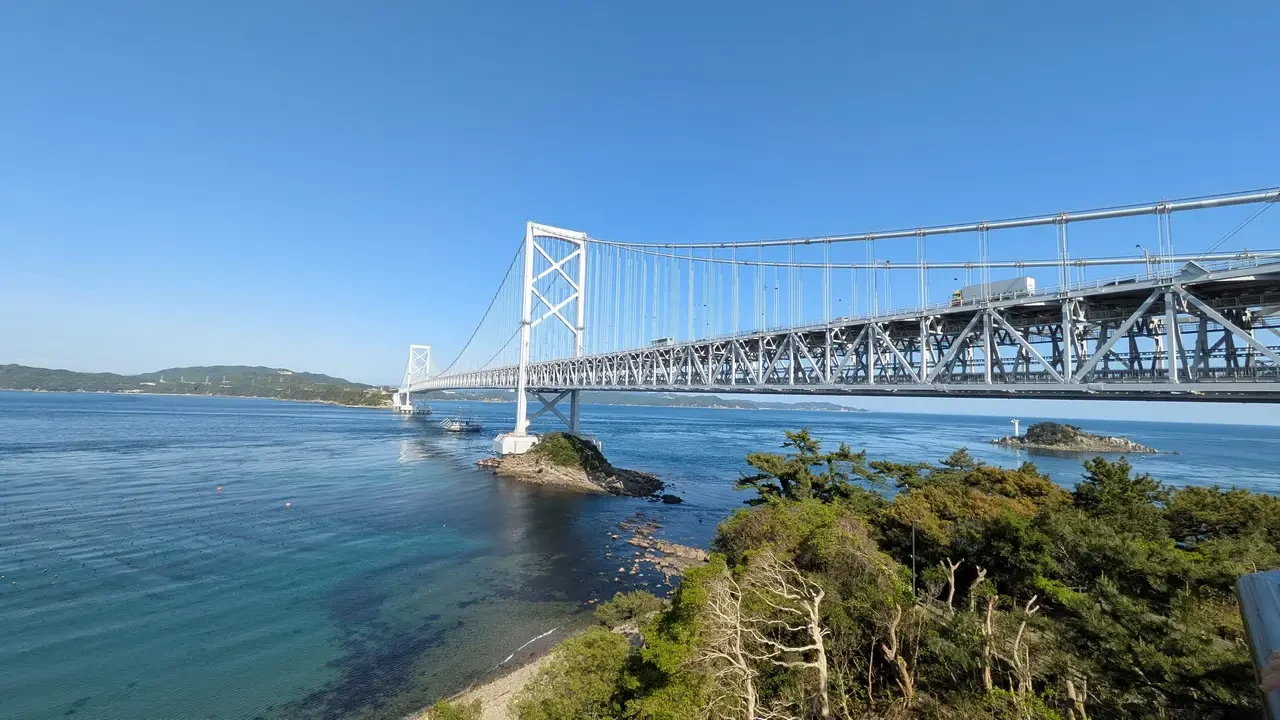 Ponte sospeso sopra l'acqua con paesaggio giapponese.