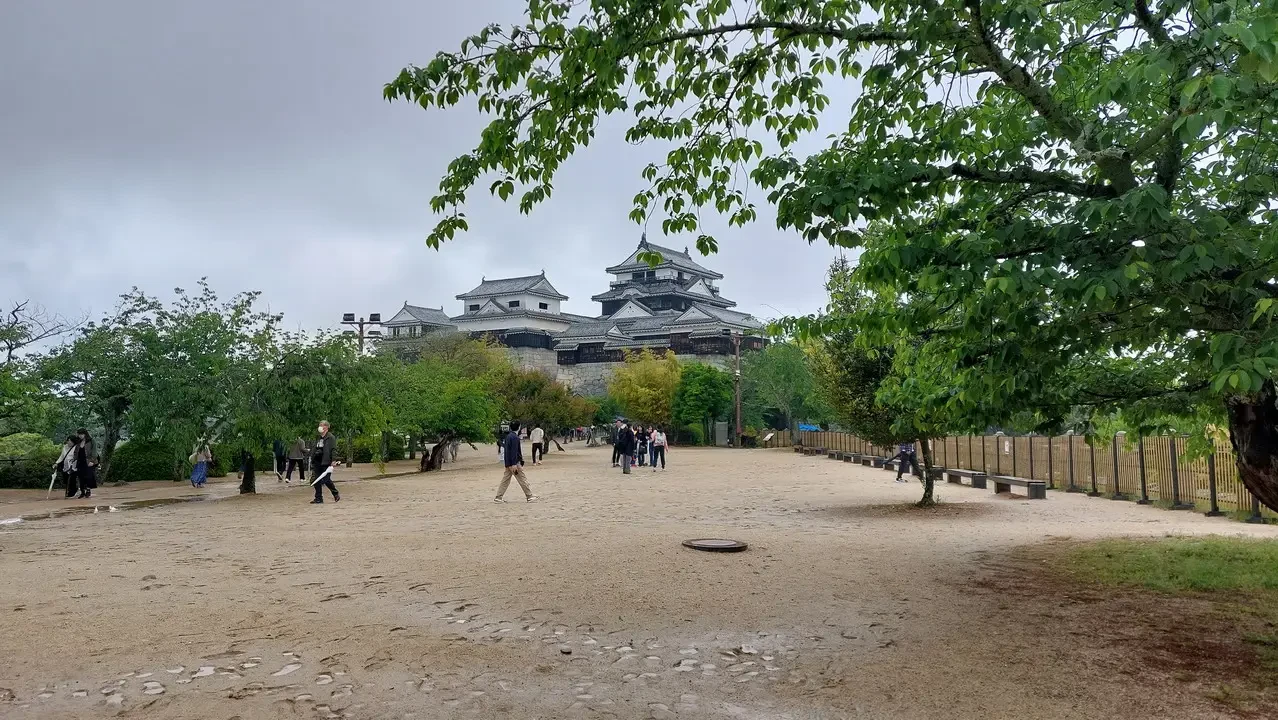 Vista panoramica del Castello di Matsuyama con un cortile aperto in Giappone.